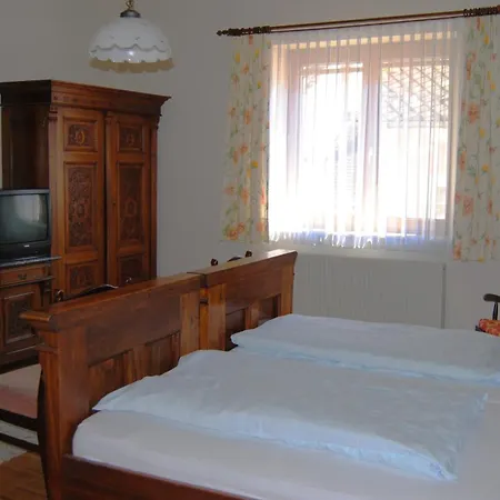 Fruehstueckspension Kirchenwirt オーバーフェラッハ