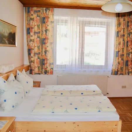 بيت ضيافة Fruehstueckspension Kirchenwirt أوبرفيلاخ