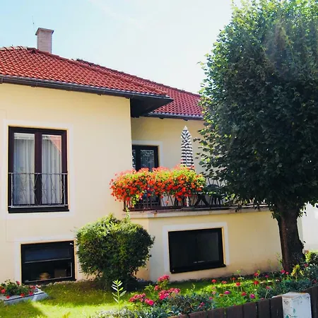 Fruehstueckspension Kirchenwirt بيت ضيافة